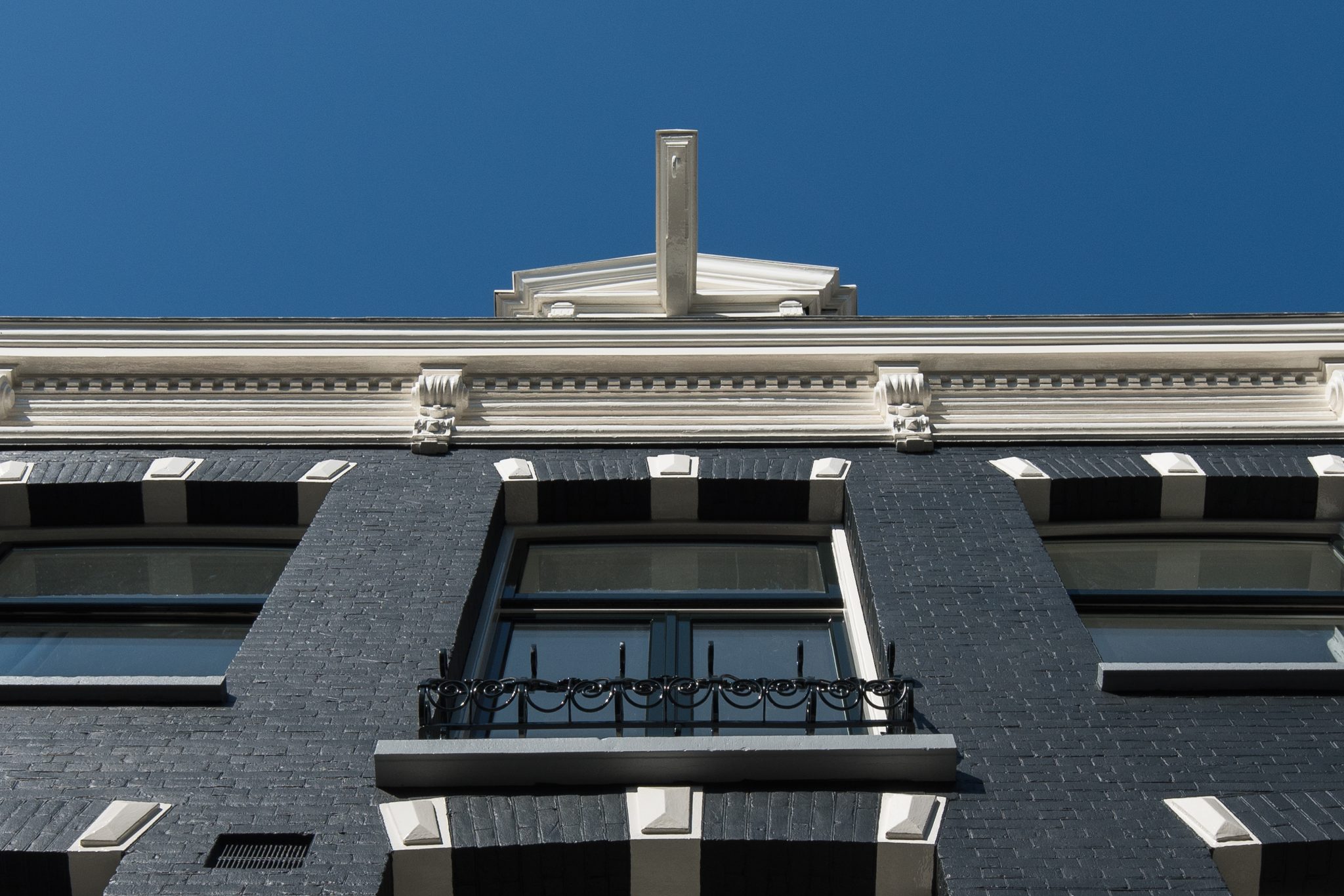 Herstelde houten kozijnen aan de Willemsparkweg